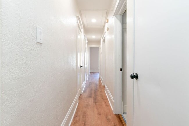 Building Photo - 606 S Park Ave