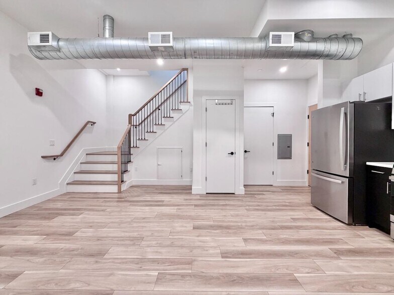 Building Photo - 375 Monmouth St