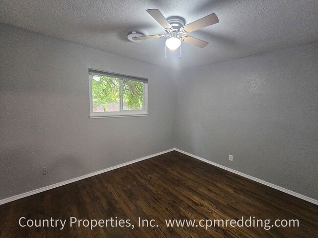 Building Photo - Garden Tract 3-Bedroom House with Hardwood...