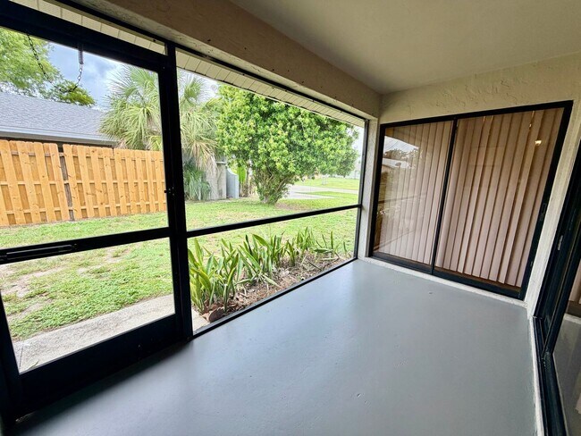 Building Photo - 2 Bedrooms 2 Bath Duplex in Cape Coral