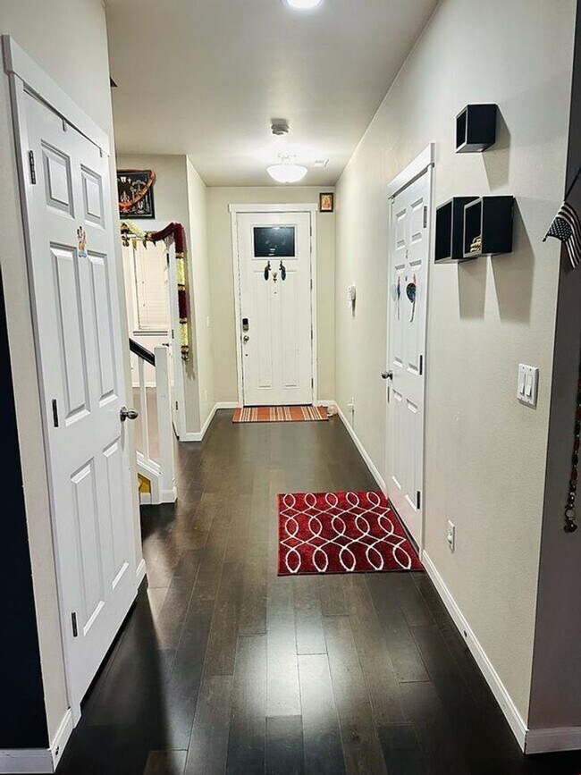 Building Photo - Beautiful 3 bed Home in Bothell in sought after Kings corner community!!