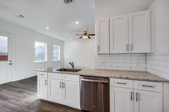 Building Photo - 2402 Ash Ln