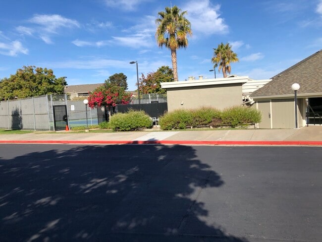 Building Photo - 818 Juno Ln