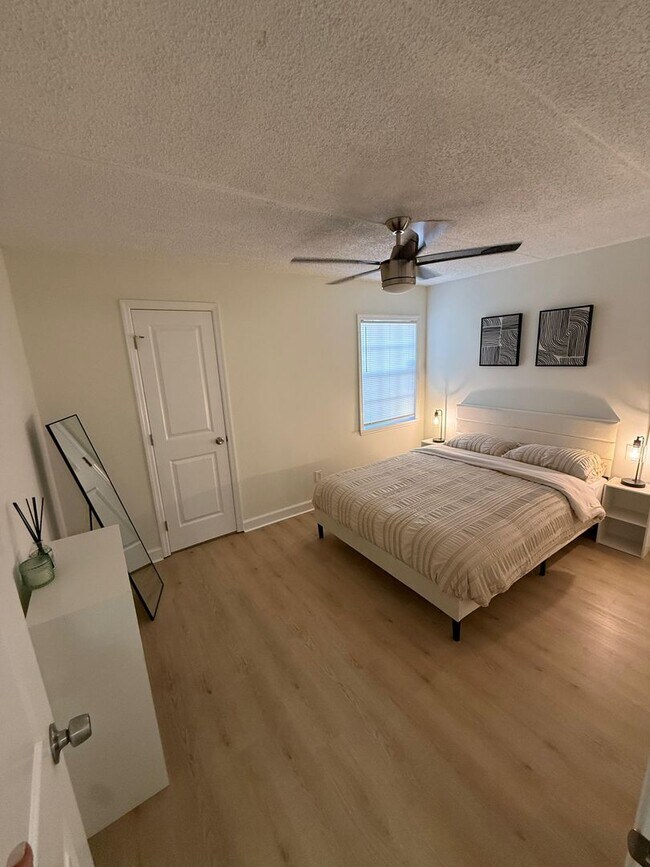 Building Photo - Furnished first floor Brand new renovated apartment