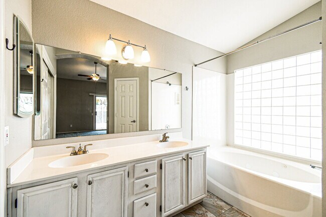 Building Photo - 6603 E Northridge St