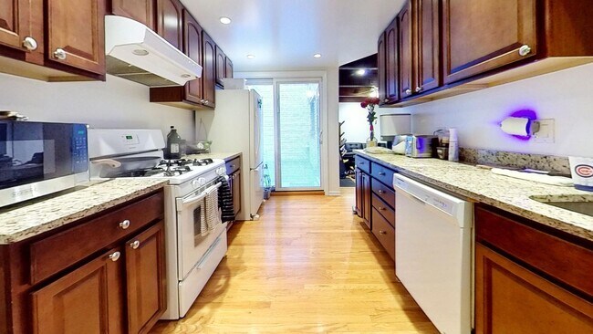 Building Photo - East Lakeview Duplexed Two Bedroom Two Bath