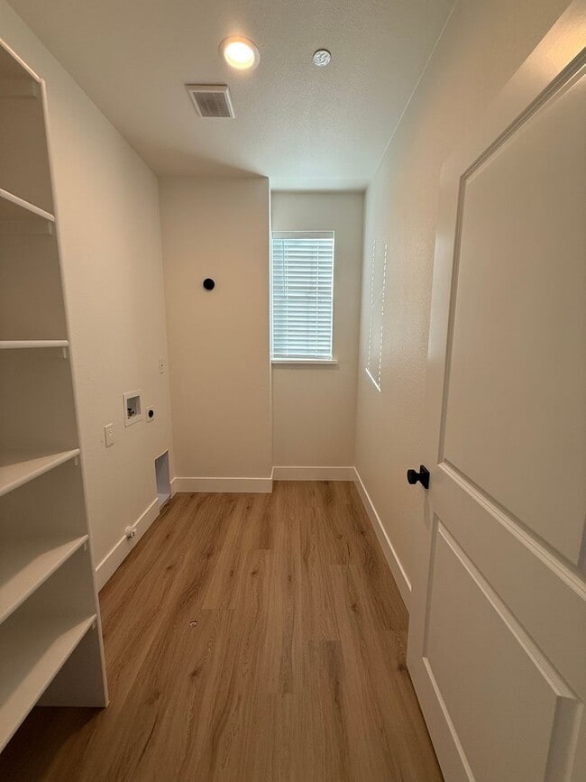 Building Photo - 8461001/85