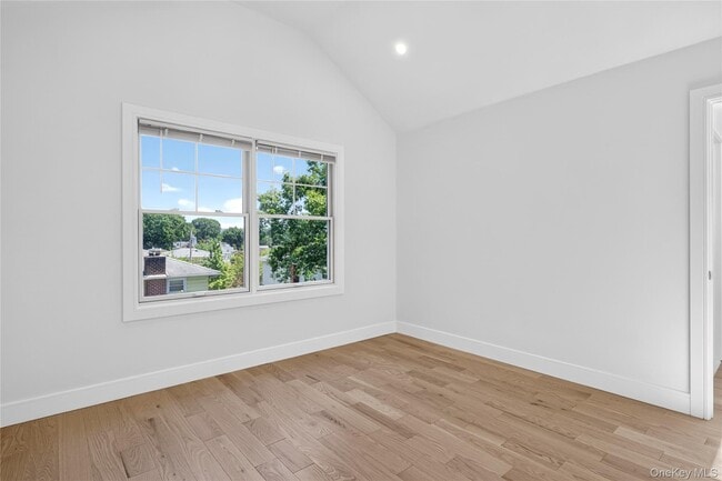 Building Photo - 42 Linwood Rd N