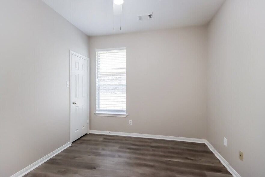 Building Photo - 25589 Oakhurst Forest Dr