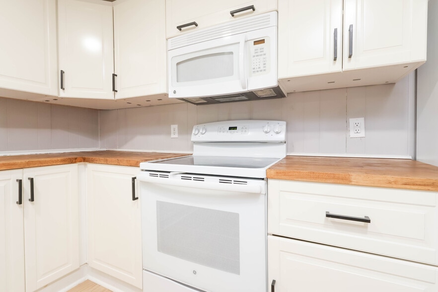 Building Photo - 225 Willow Lake Ln