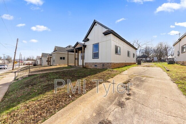 Building Photo - 1259 Bonham St