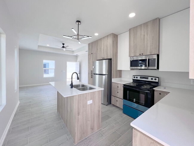 Building Photo - 404 N Alexandrite Ave