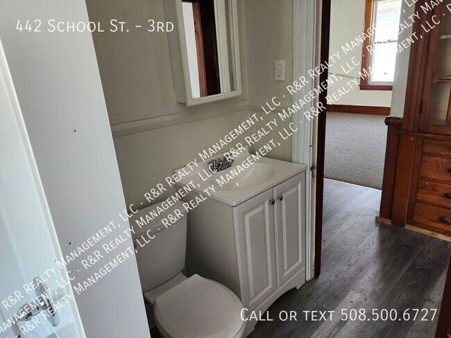 Building Photo - 442 School St