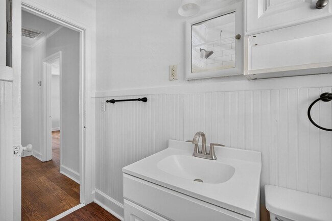 Building Photo - 216 E 57th St