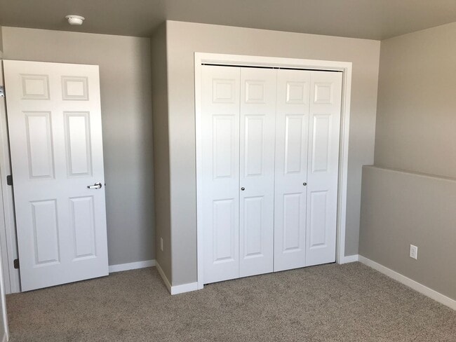 Building Photo - 4 Bed 3 Bath Single Family Home