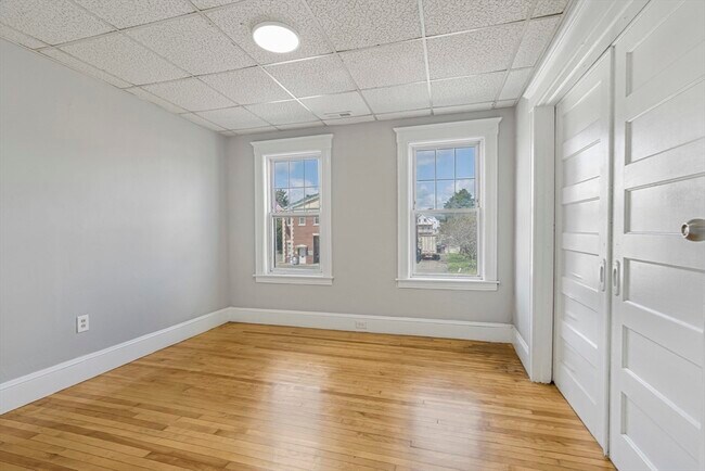 Building Photo - 423 Park Ave