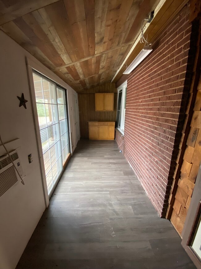 Building Photo - 156 College St