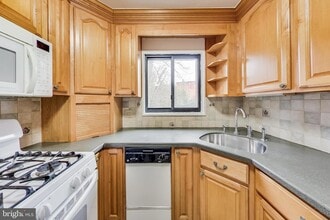 Building Photo - 7611 Maple Ave