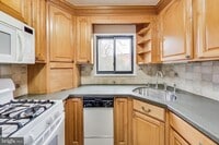 Building Photo - 7611 Maple Ave