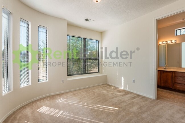 Building Photo - Sign an 18 month lease by the end of Octob...