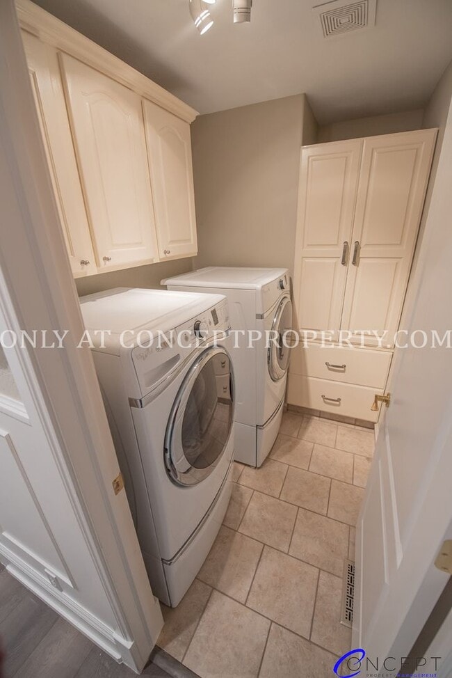 Building Photo - Attractive 4 Bed 3 Bathroom Home: Backing Park - 2 Car Garage