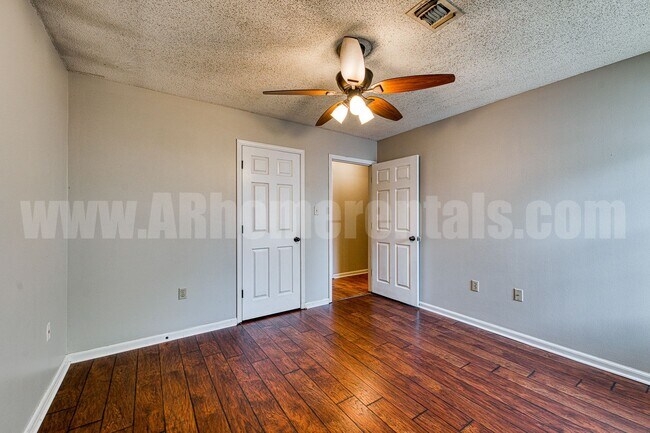 Building Photo - 108 S Mitchell St