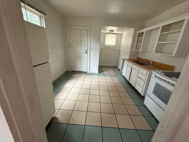 Building Photo - AVAILABLE NOW!