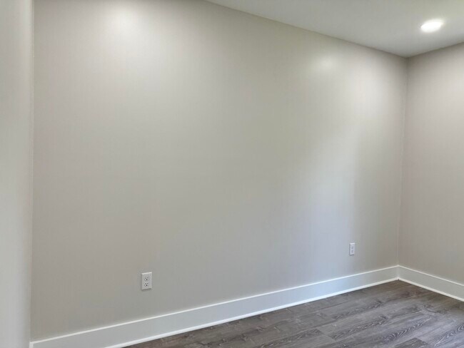 Building Photo - 404 Bainbridge Ct