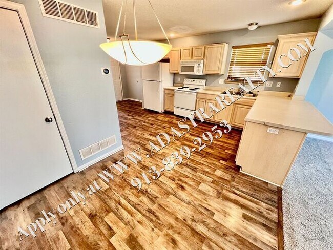 Building Photo - Spacious 3 Bed, 2 Bath, 2 Half Bath Townhome in Lee's Summit-Available NOW!!