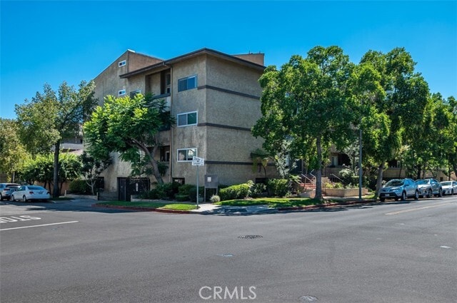 Building Photo - 320 E Stocker St