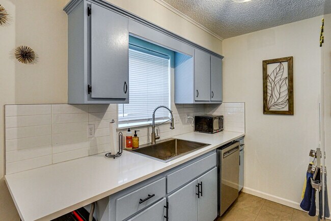 Building Photo - 2630 Kantz Dr