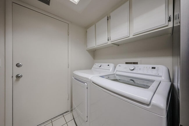 Building Photo - 10410 N 7th Pl