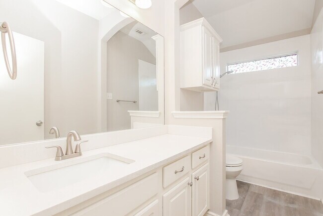 Building Photo - 121 Castle Dr