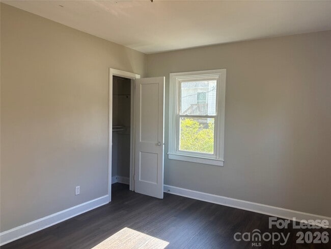 Building Photo - 2565 Brentwood Pl