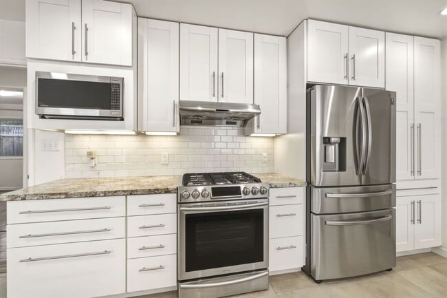 Building Photo - Thoughtfully Updated 3 Bed, 2 Bath Home Close to Rinconada Park, Lucie Stern Community Center, an...