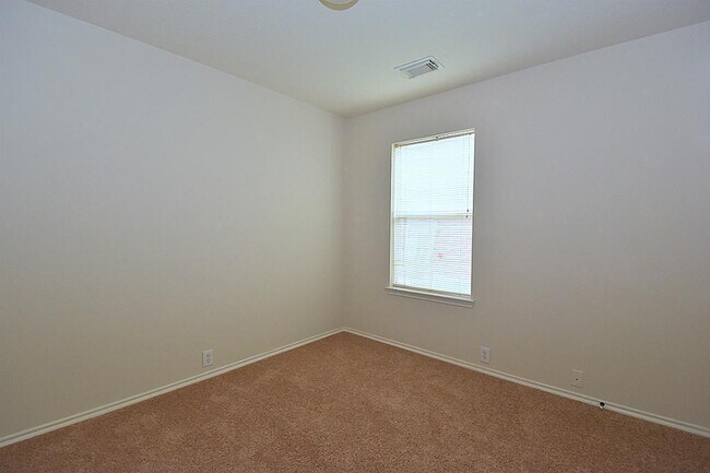 Building Photo - 3 BEDROOM 2 BATH COZY HOME WITH NEW UPGRAD...
