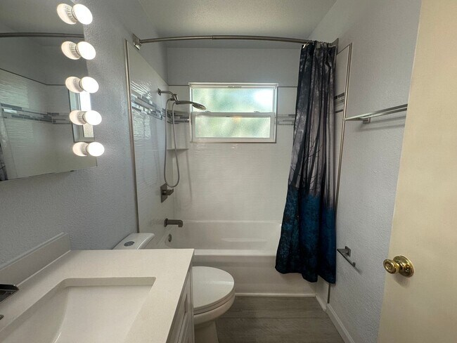 Building Photo - 4 Bedroom 2 Bathroom Home with Landscaped ...