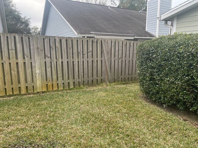 Building Photo - Great Location and No Lawn Work!