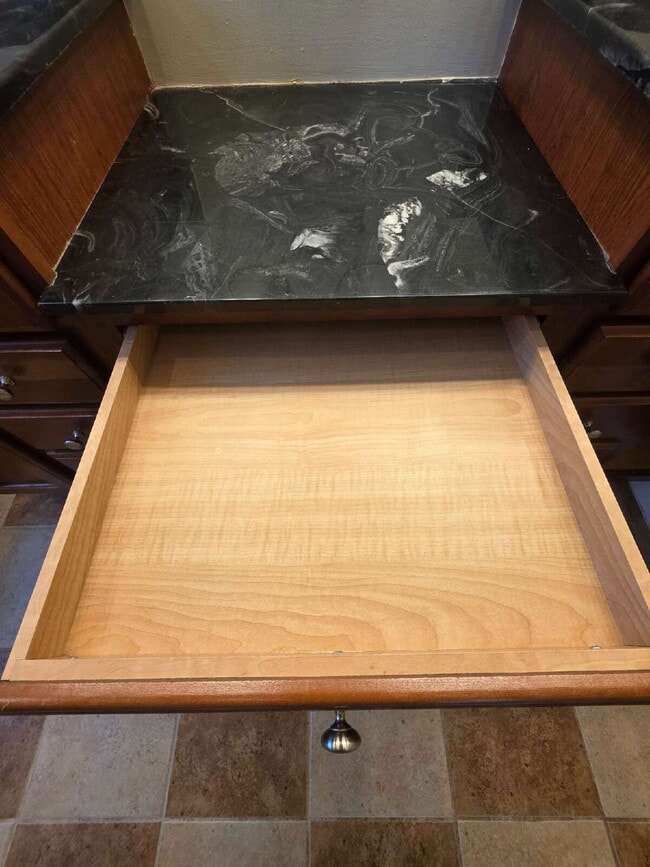 Building Photo - Spacious 4-Bedroom Home for Rent in Kings ...