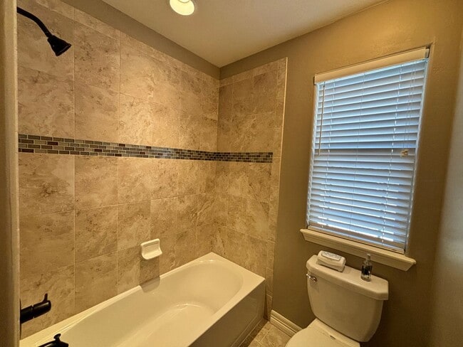 Building Photo - Stunning 5 Bedroom 3 Bathroom Home in Johnstown with Finished Basement!