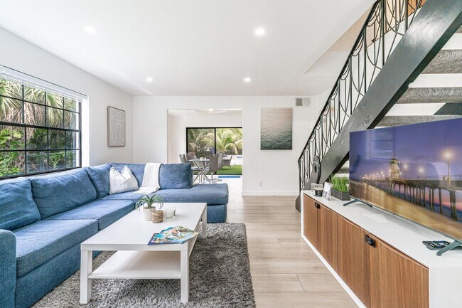 Building Photo - 809 SW 14th Ct