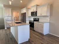 Building Photo - 3 bed/3bath ranch townhome in North Lincoln