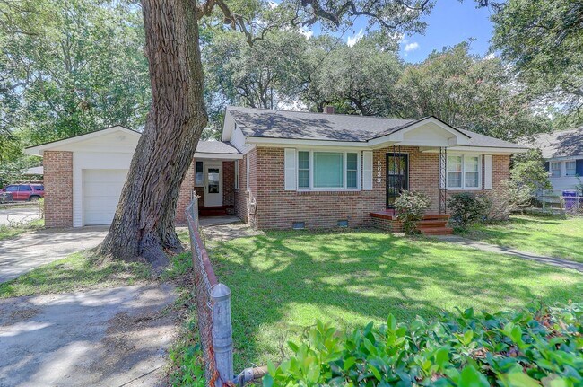 Building Photo - Renovated Brick Ranch!