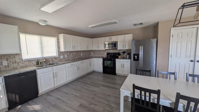 Building Photo - 341 Aster Dr