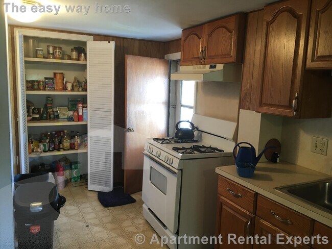 Building Photo - 28 A Cherry St