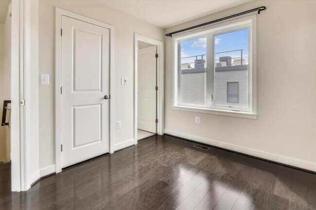 Building Photo - Luxury END-UNIT garage townhouse - 4BD/4.5BA!