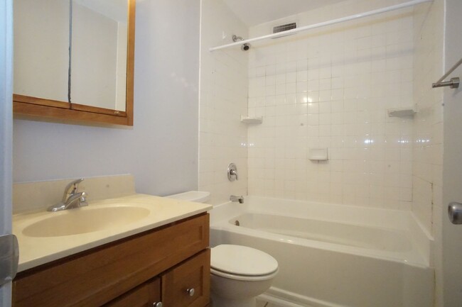 Building Photo - 3 bedroom / 2 1/2 Bath.  Close to Campus. ...