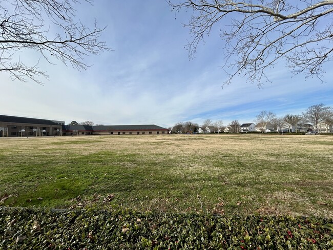 Building Photo - 3020 Colonial Ave