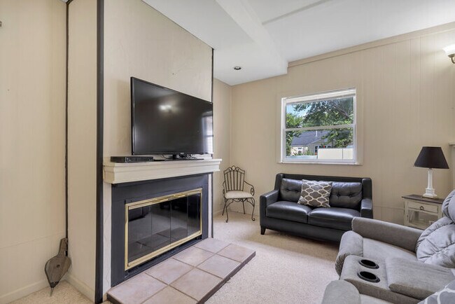 Building Photo - 631 Clover Ln