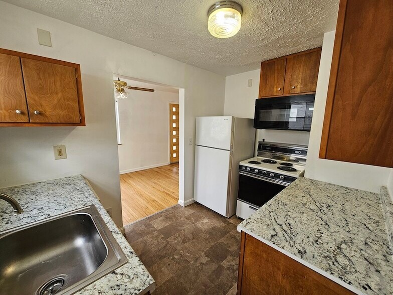 Building Photo - 115 Sanders Dr